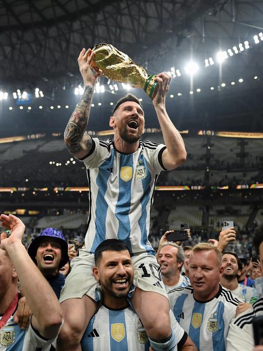 九游体育官网入口-足球先生候选名单公布：梅西C罗再同框的简单介绍