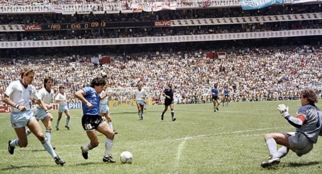 九游娱乐体育-马拉多纳“上帝之手”：足球史上最著名争议进球的简单介绍