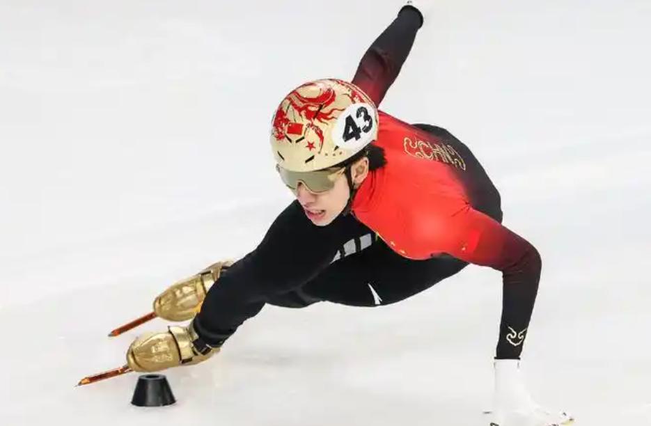 九游体育官方-裁判的压力：如何在瞬息万变中做出判罚？