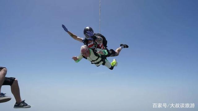 纪录:94岁老人完成跳伞庆生 纪录:94岁老人完成跳伞庆生